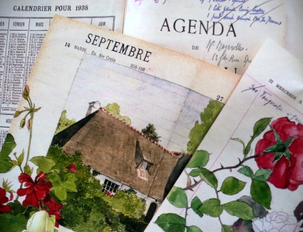 pages d'un agenda ancien illustres d'aquarelles et ouvert  la page septembre